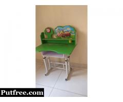 kids study table in very good condition.
